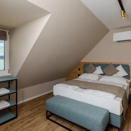 Lepke Apartmanhaz Es Etterem 3* Tihany