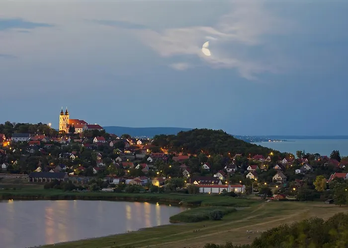 Lepke Apartmanhaz Es Etterem Gasthof Tihany